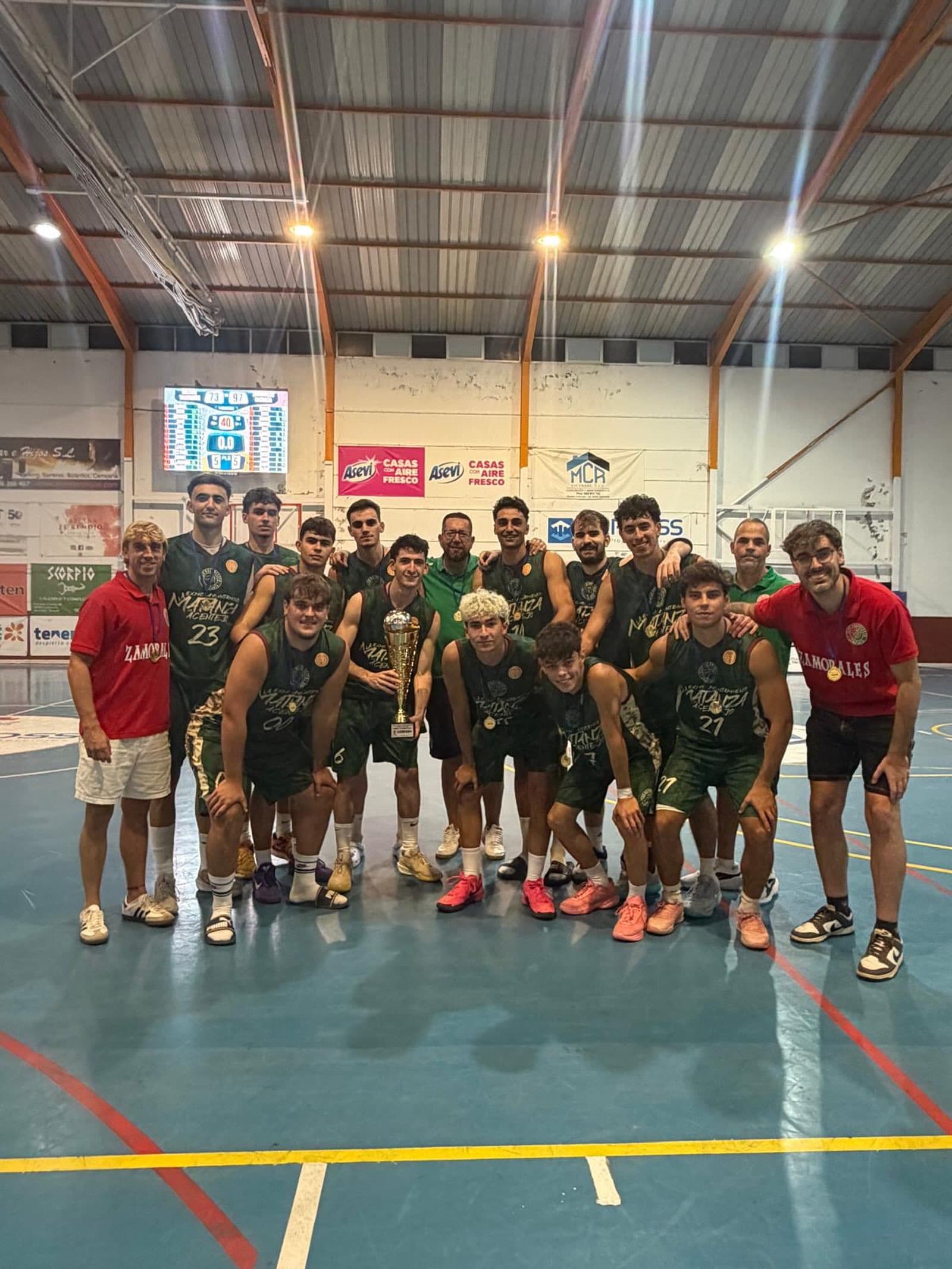 La plantilla y el cuerpo técnico de Zamorales Matanza posan con el trofeo de campeones del Memorial Juan Ramón García en el Pabellón Municipal de Tacoronte.