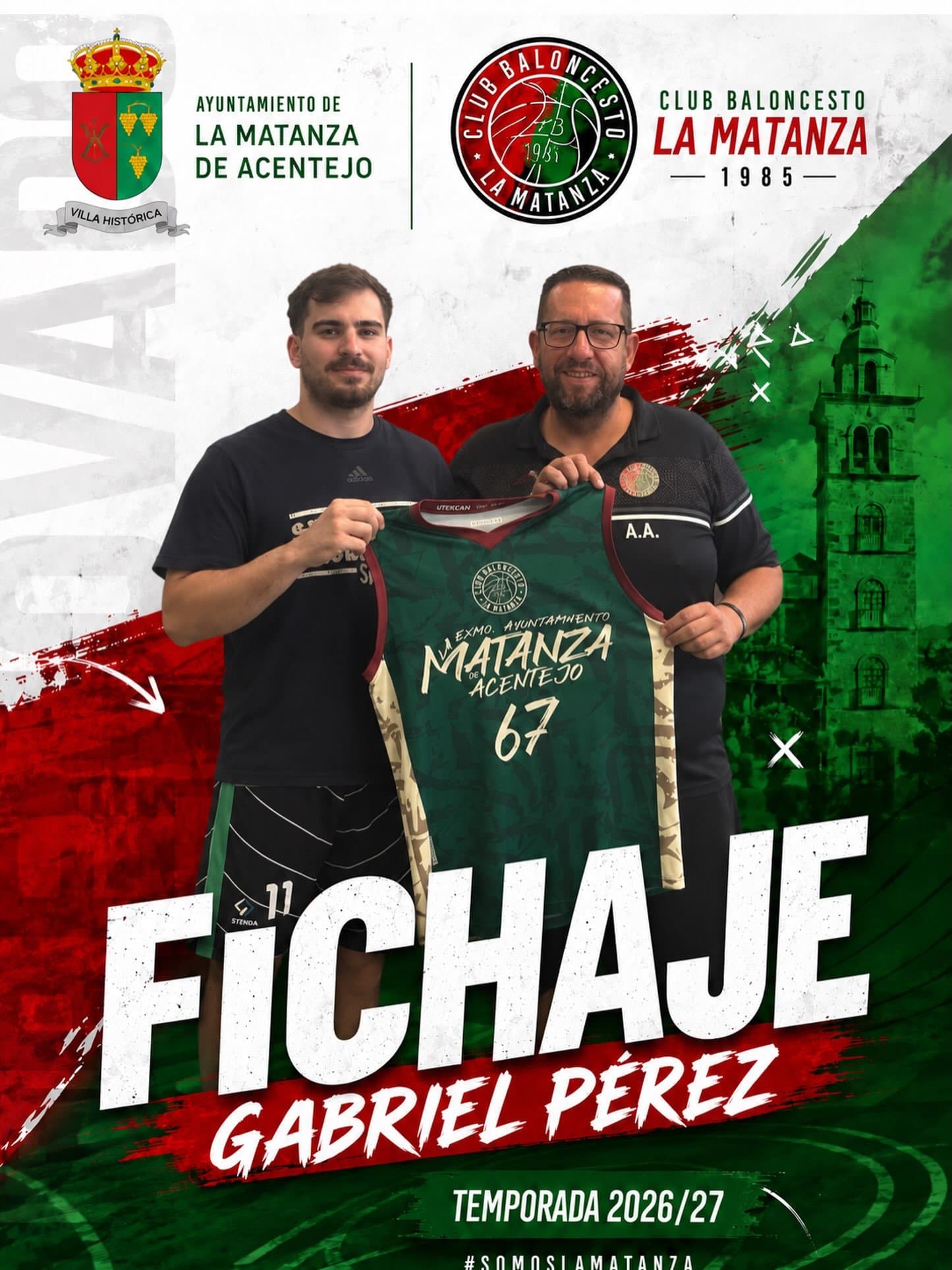 Gabri Pérez posa con la camiseta del CB La Matanza junto a Alexis Armas en el cartel de su vuelta al club para la temporada 2026/27.